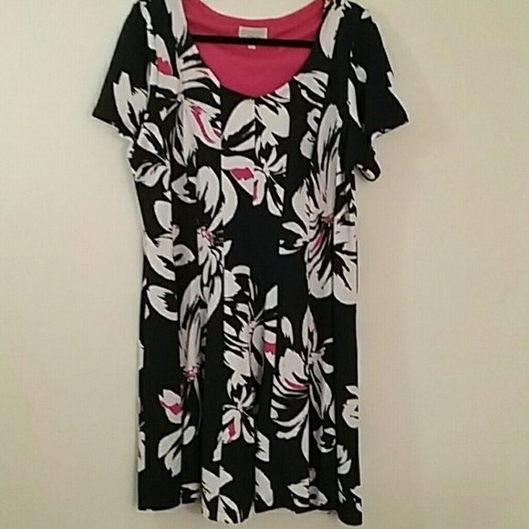 Robbie Bee Dresses & Skirts - Robbie Bee short sleeve skater dress